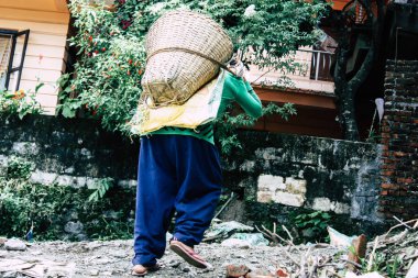 Pokhara Nepal 23 Eylül 2018 Closeup Nepal Porter öğleden sonra Pokara Lakeside yeni bir evin yapımı için kum taşıyan