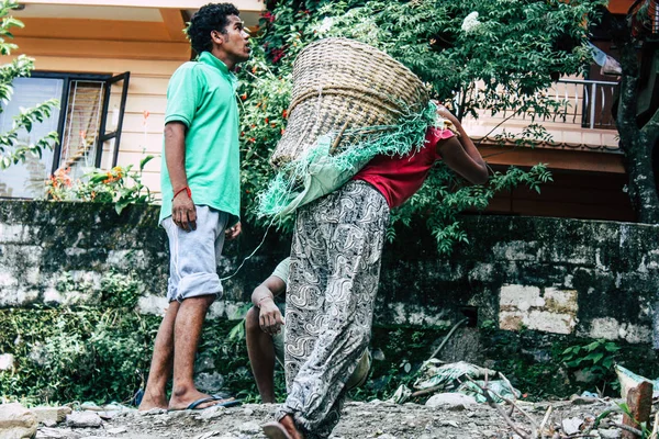 Pokhara Nepal 23 Eylül 2018 Closeup Nepal Porter öğleden sonra Pokara Lakeside yeni bir evin yapımı için kum taşıyan