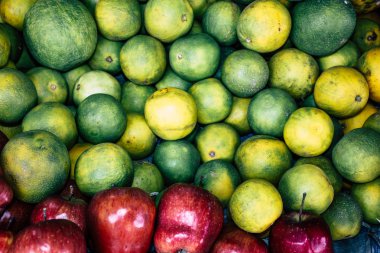 Pokhara Nepal 24 Eylül 2018 çeşitli meyve Closeup satılan Nepal Pokhara sebze pazarı içinde