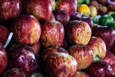 Pokhara Nepal 24 Eylül 2018 çeşitli meyve Closeup satılan Nepal Pokhara sebze pazarı içinde