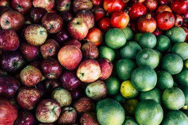 Pokhara Nepal 24 Eylül 2018 çeşitli meyve Closeup satılan Nepal Pokhara sebze pazarı içinde