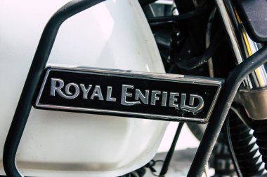 Pokhara Nepal 24 Eylül 2018 Closeup Royal Enfield motosiklet park Pokhara sokaklarında öğleden sonra