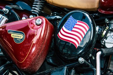 Pokhara Nepal 24 Eylül 2018 Closeup Royal Enfield motosiklet park Pokhara sokaklarında öğleden sonra