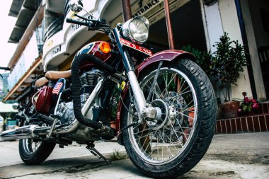 Pokhara Nepal 24 Eylül 2018 Closeup Royal Enfield motosiklet park Pokhara sokaklarında öğleden sonra