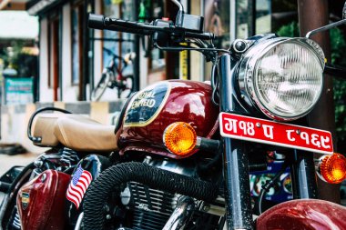 Pokhara Nepal 24 Eylül 2018 Closeup Royal Enfield motosiklet park Pokhara sokaklarında öğleden sonra