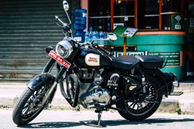 Pokhara Nepal 24 Eylül 2018 Closeup Royal Enfield motosiklet park Pokhara sokaklarında öğleden sonra