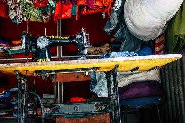 Pokhara Nepal 25 Eylül 2018 eski bir pedal dikiş makinesi bir Nepal, Closeup terzi Pokhara sokaklarında öğleden sonra çalışma