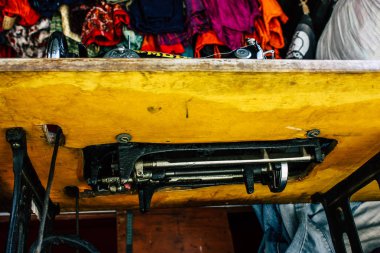 Pokhara Nepal 25 Eylül 2018 eski bir pedal dikiş makinesi bir Nepal, Closeup terzi Pokhara sokaklarında öğleden sonra çalışma
