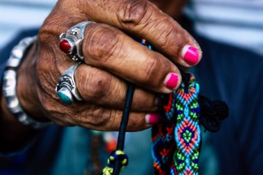 Pokhara Nepal 26 Eylül 2018 çeşitli el yapımı takı Closeup öğleden sonra bir yaşlı kadın, Pokhara sokaklarında tarafından satılan