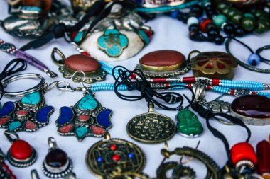 Pokhara Nepal 26 Eylül 2018 çeşitli el yapımı takı Closeup öğleden sonra bir yaşlı kadın, Pokhara sokaklarında tarafından satılan