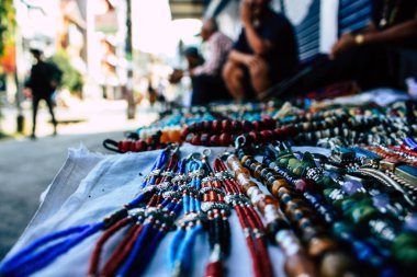 Pokhara Nepal 26 Eylül 2018 çeşitli el yapımı takı Closeup öğleden sonra bir yaşlı kadın, Pokhara sokaklarında tarafından satılan