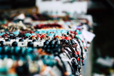 Pokhara Nepal 26 Eylül 2018 çeşitli el yapımı takı Closeup öğleden sonra bir yaşlı kadın, Pokhara sokaklarında tarafından satılan