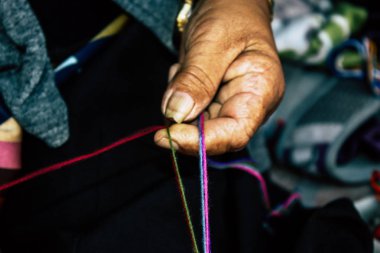 Pokhara Nepal 26 Eylül 2018 çeşitli el yapımı takı Closeup öğleden sonra bir yaşlı kadın, Pokhara sokaklarında tarafından satılan