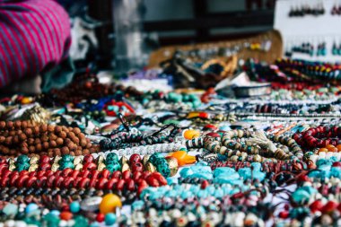 Pokhara Nepal 26 Eylül 2018 çeşitli el yapımı takı Closeup öğleden sonra bir yaşlı kadın, Pokhara sokaklarında tarafından satılan