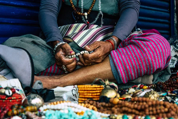 ネパール ポカラ 2018 日午後にポカラの街で老婆が販売した様々 な手作りジュエリーのクローズ アップ — ストック写真