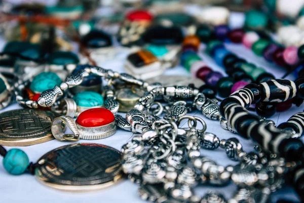 Pokhara Nepal 26 Eylül 2018 çeşitli el yapımı takı Closeup öğleden sonra bir yaşlı kadın, Pokhara sokaklarında tarafından satılan