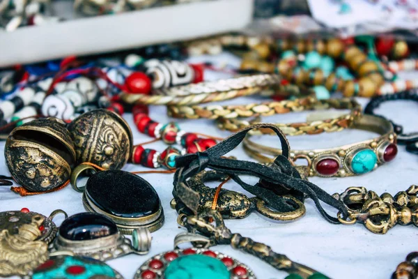 Pokhara Nepal 26 Eylül 2018 çeşitli el yapımı takı Closeup öğleden sonra bir yaşlı kadın, Pokhara sokaklarında tarafından satılan