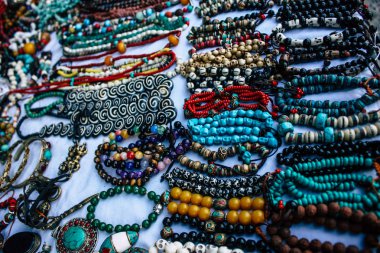 Pokhara Nepal 26 Eylül 2018 çeşitli el yapımı takı Closeup öğleden sonra bir yaşlı kadın, Pokhara sokaklarında tarafından satılan