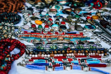 Pokhara Nepal 26 Eylül 2018 çeşitli el yapımı takı Closeup öğleden sonra bir yaşlı kadın, Pokhara sokaklarında tarafından satılan