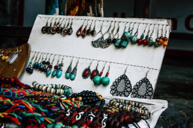 Pokhara Nepal 26 Eylül 2018 çeşitli el yapımı takı Closeup öğleden sonra bir yaşlı kadın, Pokhara sokaklarında tarafından satılan