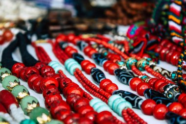 Pokhara Nepal 26 Eylül 2018 çeşitli el yapımı takı Closeup öğleden sonra bir yaşlı kadın, Pokhara sokaklarında tarafından satılan