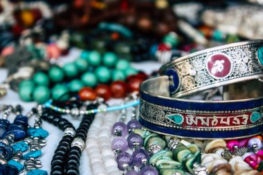 Pokhara Nepal 26 Eylül 2018 çeşitli el yapımı takı Closeup öğleden sonra bir yaşlı kadın, Pokhara sokaklarında tarafından satılan