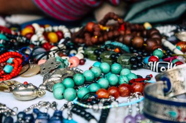 Pokhara Nepal 26 Eylül 2018 çeşitli el yapımı takı Closeup öğleden sonra bir yaşlı kadın, Pokhara sokaklarında tarafından satılan