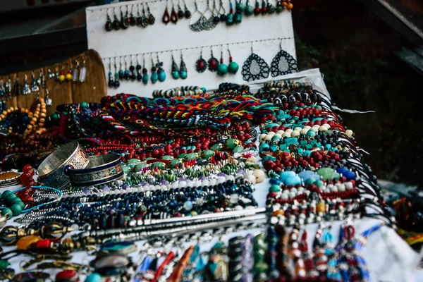 Pokhara Nepal 26 Eylül 2018 çeşitli el yapımı takı Closeup öğleden sonra bir yaşlı kadın, Pokhara sokaklarında tarafından satılan