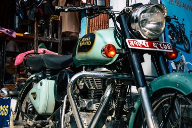 Pokhara Nepal 26 Eylül 2018 Closeup Royal Enfield motosiklet park Pokhara sokaklarında öğleden sonra