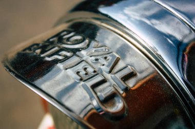 Pokhara Nepal 26 Eylül 2018 Closeup Royal Enfield motosiklet park Pokhara sokaklarında öğleden sonra