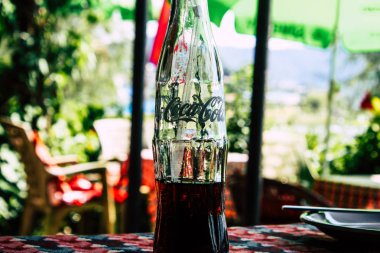 Katmandu Nepal 27 Eylül 2018 klasik Coca Cola cam şişe Closeup satılan Katmandu, Nepal