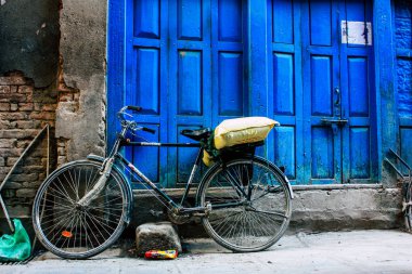 Katmandu Nepal 27 Eylül 2018 sabah bir Katmandu sokakta mavi kapı önünde Bisiklet Nepalce görünümünü