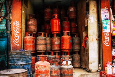 Katmandu Nepal 27 Eylül 2018 bir depo gaz şişeleri Kathmandu'nın Thamel. bölgede sabah satış görünümünü