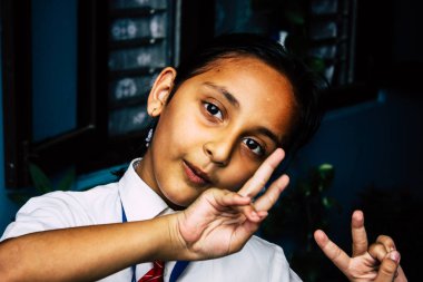 Pokhara Nepal 28 Eylül 2018 Pokhara 'da okula giden bir gencin portresi. Sokakta komik suratlar yapıyor.