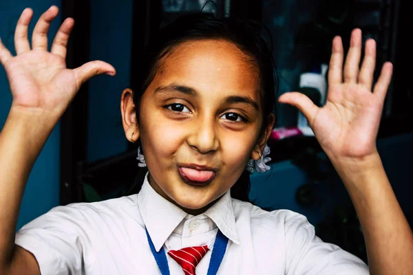 Pokhara Nepal 28 Eylül 2018 Pokhara 'da okula giden bir gencin portresi. Sokakta komik suratlar yapıyor.