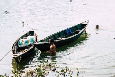 Pokhara Nepal 29 Eylül 2018 Phewa gölde öğleden sonra oynayan bilinmeyenli Nepalce çocuklar görünümünü