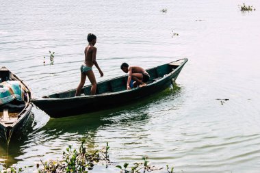 Pokhara Nepal 29 Eylül 2018 Phewa gölde öğleden sonra oynayan bilinmeyenli Nepalce çocuklar görünümünü