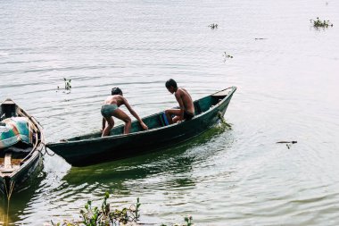 Pokhara Nepal 29 Eylül 2018 Phewa gölde öğleden sonra oynayan bilinmeyenli Nepalce çocuklar görünümünü