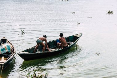 Pokhara Nepal 29 Eylül 2018 Phewa gölde öğleden sonra oynayan bilinmeyenli Nepalce çocuklar görünümünü