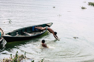 Pokhara Nepal 29 Eylül 2018 Phewa gölde öğleden sonra oynayan bilinmeyenli Nepalce çocuklar görünümünü