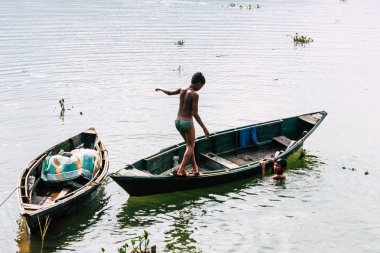 Pokhara Nepal 29 Eylül 2018 Phewa gölde öğleden sonra oynayan bilinmeyenli Nepalce çocuklar görünümünü