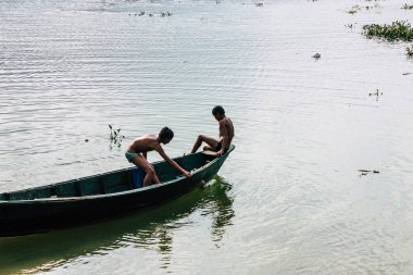 Pokhara Nepal 29 Eylül 2018 Phewa gölde öğleden sonra oynayan bilinmeyenli Nepalce çocuklar görünümünü