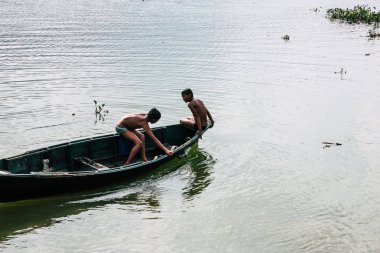Pokhara Nepal 29 Eylül 2018 Phewa gölde öğleden sonra oynayan bilinmeyenli Nepalce çocuklar görünümünü