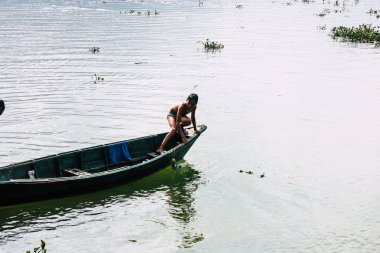Pokhara Nepal 29 Eylül 2018 Phewa gölde öğleden sonra oynayan bilinmeyenli Nepalce çocuklar görünümünü