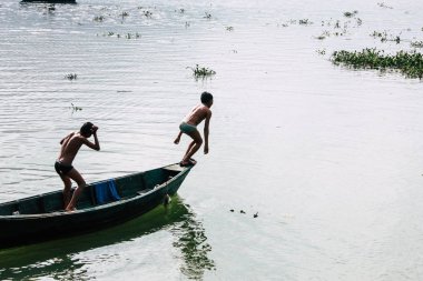 Pokhara Nepal 29 Eylül 2018 Phewa gölde öğleden sonra oynayan bilinmeyenli Nepalce çocuklar görünümünü