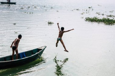 Pokhara Nepal 29 Eylül 2018 Phewa gölde öğleden sonra oynayan bilinmeyenli Nepalce çocuklar görünümünü