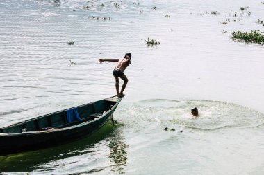 Pokhara Nepal 29 Eylül 2018 Phewa gölde öğleden sonra oynayan bilinmeyenli Nepalce çocuklar görünümünü