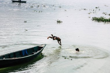 Pokhara Nepal 29 Eylül 2018 Phewa gölde öğleden sonra oynayan bilinmeyenli Nepalce çocuklar görünümünü