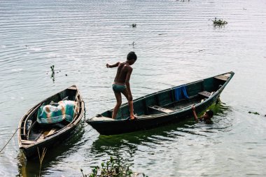 Pokhara Nepal 29 Eylül 2018 Phewa gölde öğleden sonra oynayan bilinmeyenli Nepalce çocuklar görünümünü