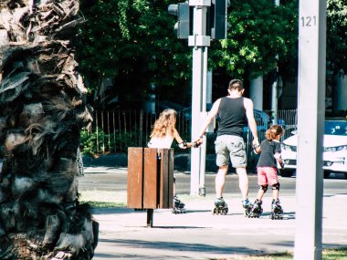 Tel Aviv İsrail 28 Eylül 2018 tekerlekli paten sabah Tel Aviv Merkezi iki çocuklu bilinmeyen İsrail halkının görünümü